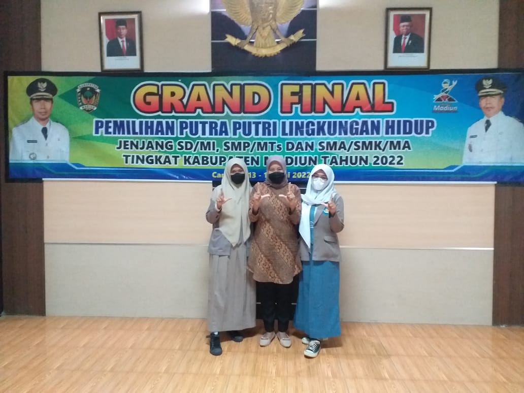 Dari kiri: Rahmalia, bu Ayu dan Rihan
