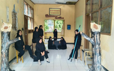 PENAMPILAN DARI EKSTRA TEATER DALAM RANGKA PENYAMBUTAN WALI MURID SAAT PENGAMBILAN RAPOT