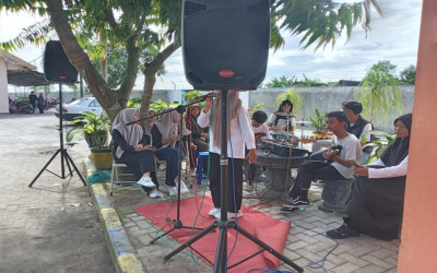 kolaborasi ekstra English Conversation dan eksta musik