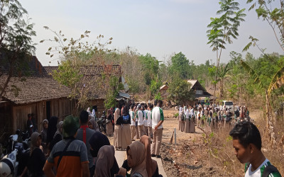 SMAN Pilangkenceng menggelar kegiatan Tilik Kaweruh UMKM dan Bakti Sosial di Desa Kenongorejo dalam rangka kegiatan P5