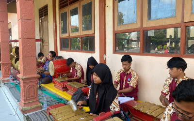 PENAMPILAN KOLABORASI DARI EKSTRA KARAWITAN DAN EKSTRA TARI DALAM RANGKA PENYAMBUTAN ORANG TUA WALI MURID SAAT PENGAMBILAN RAPOT