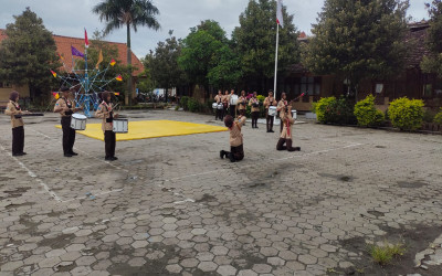 KEGIATAN PENAMPILAN PEMBUKAAN RAPAT PEMBINA PRAMUKA OLEH EKSTRA DRUMBAND ADIPRAMANA